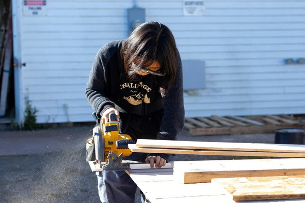 Guide ultime : choisir le traitement idéal pour protéger vos meubles de jardin en bois des rayons uv